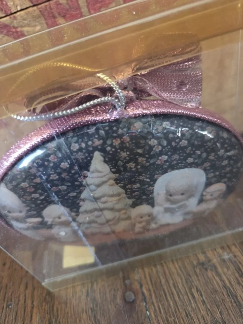 Vtg Precious Moments Family Christmas Story Ornament Oval